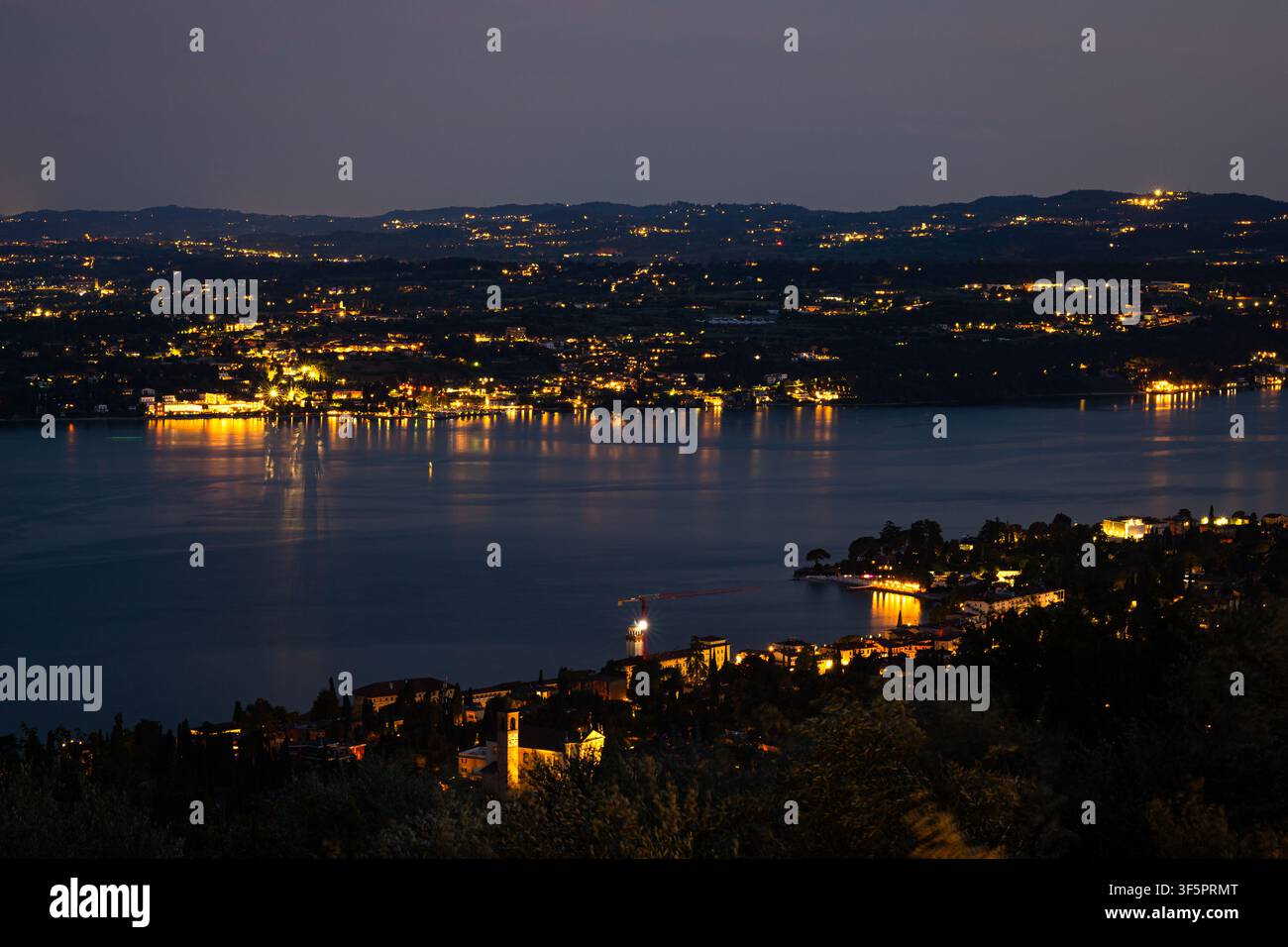 Städte Portese, Cisalo und im Vordergrund Gardone Riviera am Gardasee, Italien bei Nacht. Stockfoto