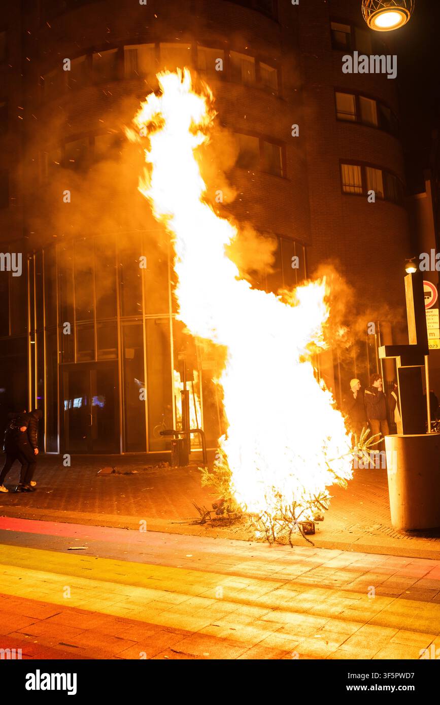 Brennende Feuerwerksbatterien sind eine Gefahr am Silvesterabend. Silvester in Den Haag. Stockfoto