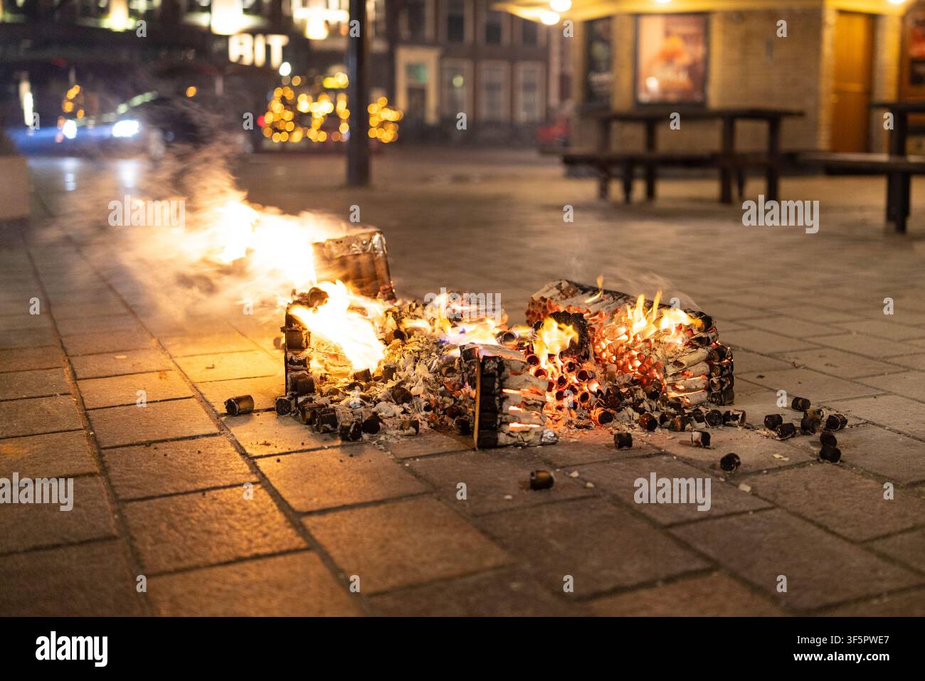 Brennende Feuerwerksbatterien sind eine Gefahr am Silvesterabend. Silvester in Den Haag. Stockfoto