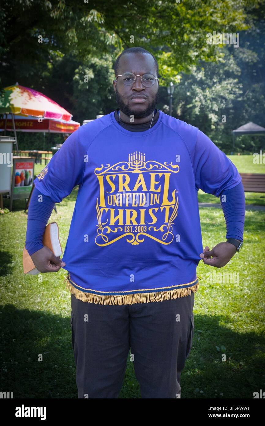 Ein Mitglied der Israel United Church, einer Black Hebrew Israelite-Organisation, die glaubt, dass sie von den 12 verlorenen Stämmen abstammen. Stockfoto