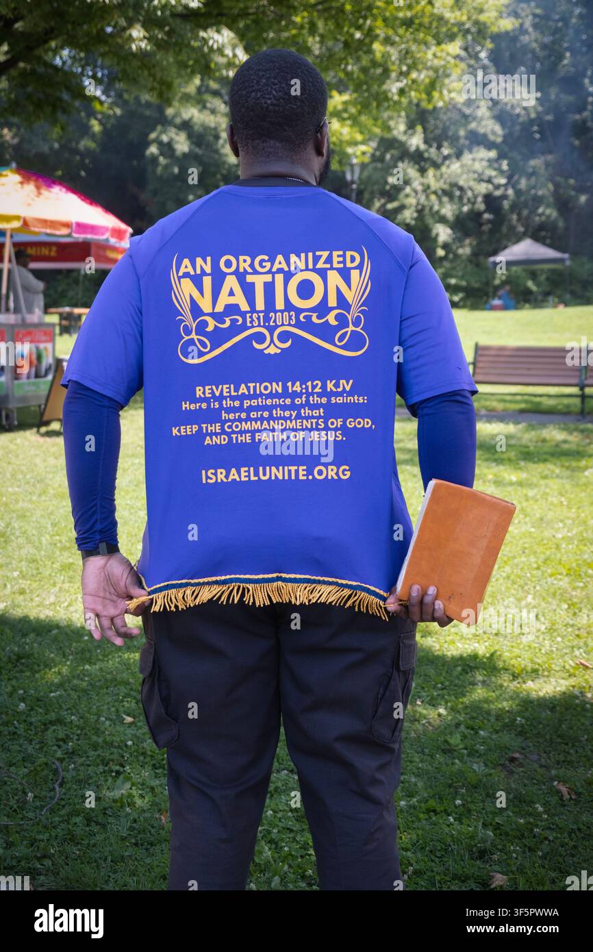 Ein Mitglied der Israel United Church, einer Black Hebrew Israelite-Organisation, die glaubt, dass sie von den 12 verlorenen Stämmen abstammen. Stockfoto