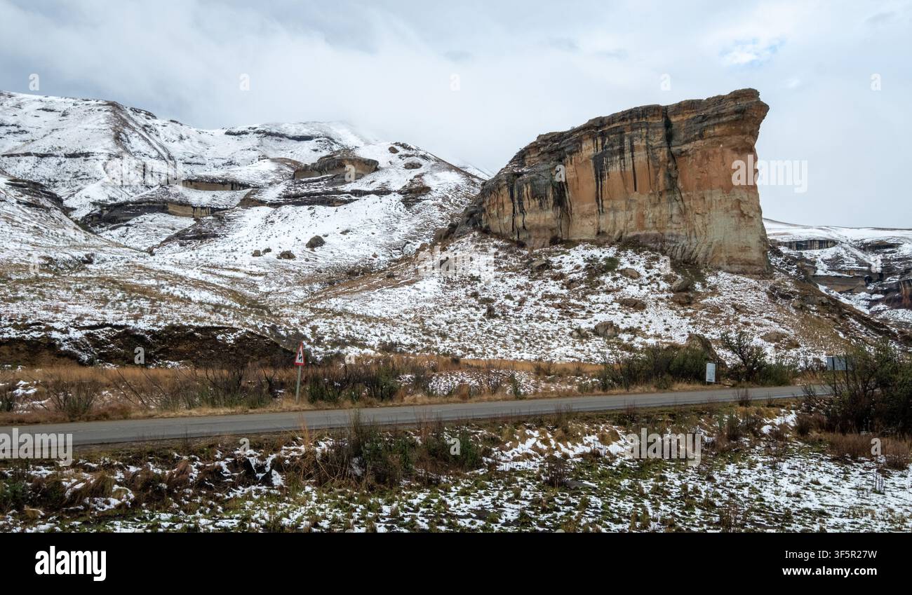 Der Brandwag-Buttress oder Sentinel im Winter. Ein berühmtes Wahrzeichen im Golden Gate Highlands Nationalpark im Freistaat, Südafrika Stockfoto