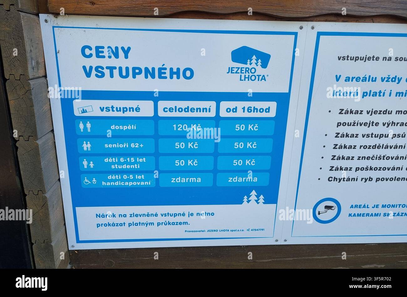 Lhota, Zentralböhmische Region, Tschechische Republik – 30. Juli 2026: Eintrittspreistafel am Eingang des Erholungssees Jezero Lhota in der Sommersaison. Stockfoto