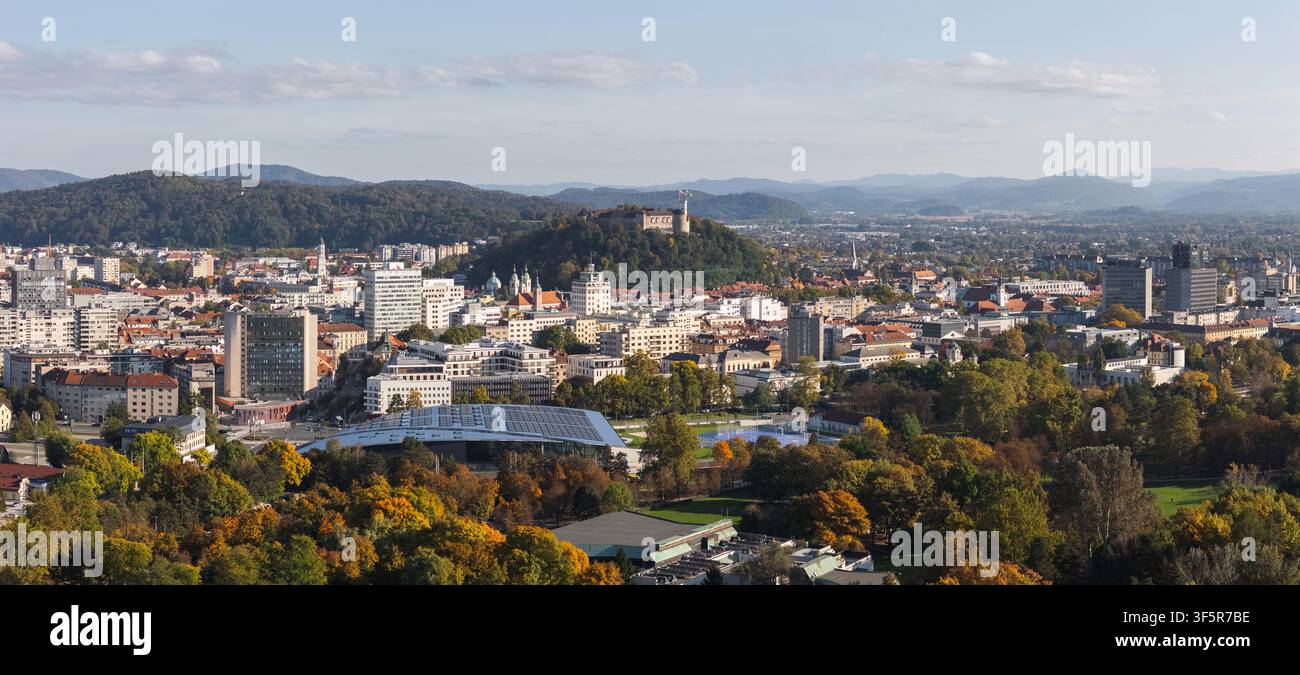 Ljubljana-Panorama, die größte Stadt in Slowenien, aufgenommen von einer Drohne. Die Stadtsilhouette umfasst Gebäude und Hügel. Stockfoto