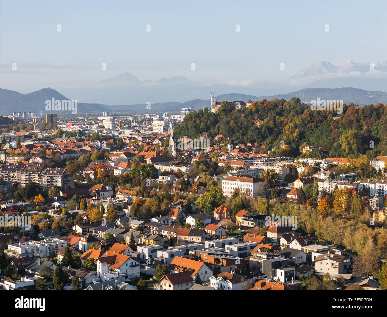 Ljubljana, die Hauptstadt Sloweniens, zeigt seine Gebäude und grünen Hügel aus einer Drohnenperspektive. Stockfoto