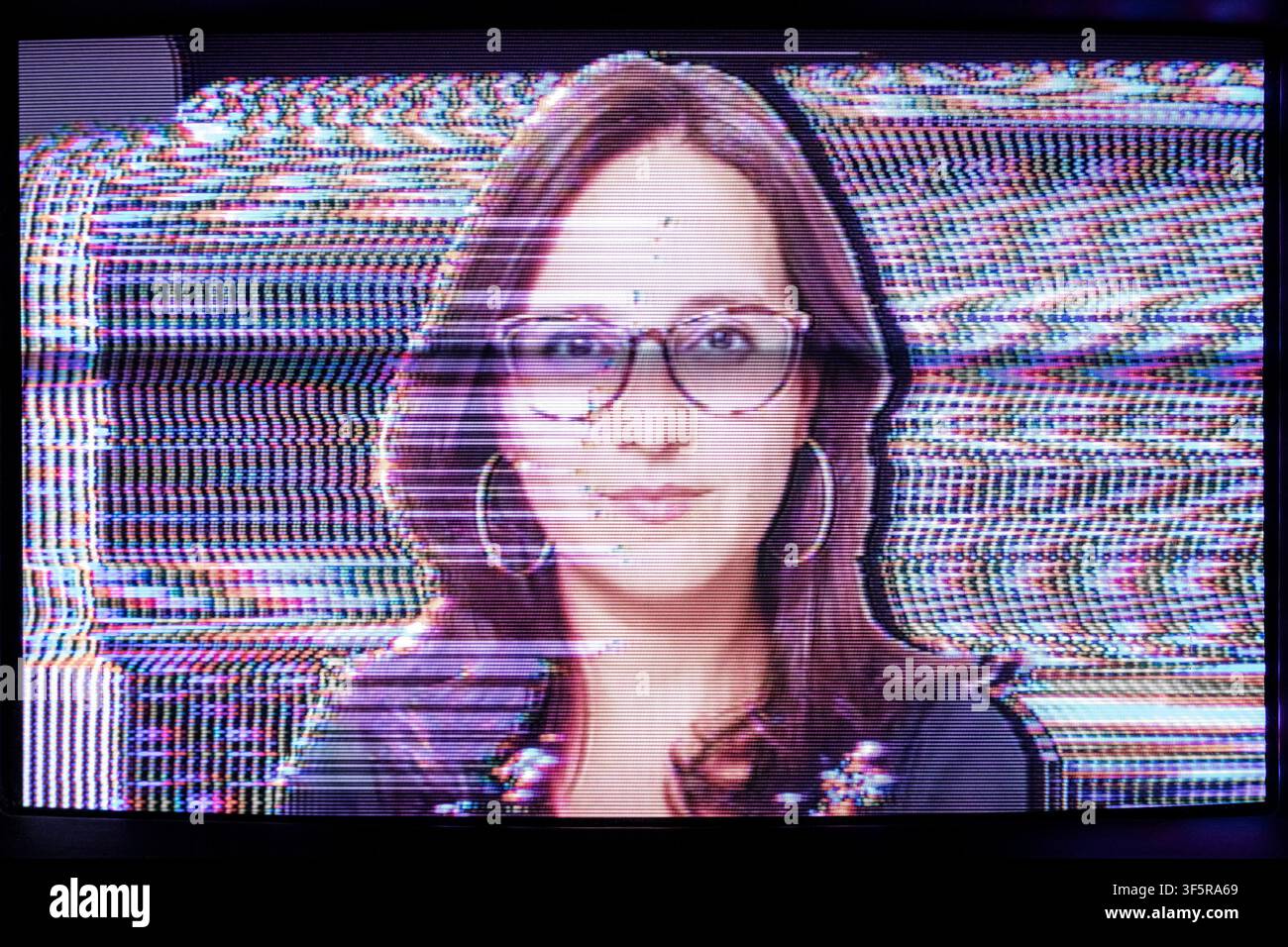 LOS ANGELES, KALIFORNIEN – JULI 2026: Ein analoges Glitch-Bild des Journalisten Bari Weiss, erstellt durch das Weiterleiten von Video durch eine Hardware-Signalverzerrungsbox, die Farbschiebungen und Video-Feedback-Effekte erzeugt. Weiss wurde im Oktober 2025 zur Chefredakteurin von CBS News ernannt. Stockfoto