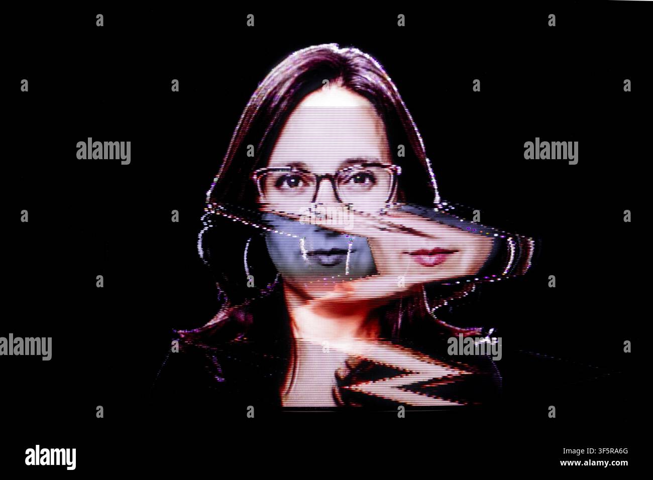 LOS ANGELES, KALIFORNIEN – JULI 2026: Ein analoges Glitch-Bild des Journalisten Bari Weiss, erstellt durch das Weiterleiten von Video durch eine Hardware-Signalverzerrungsbox, die Farbschiebungen und Video-Feedback-Effekte erzeugt. Weiss wurde im Oktober 2025 zur Chefredakteurin von CBS News ernannt. Stockfoto