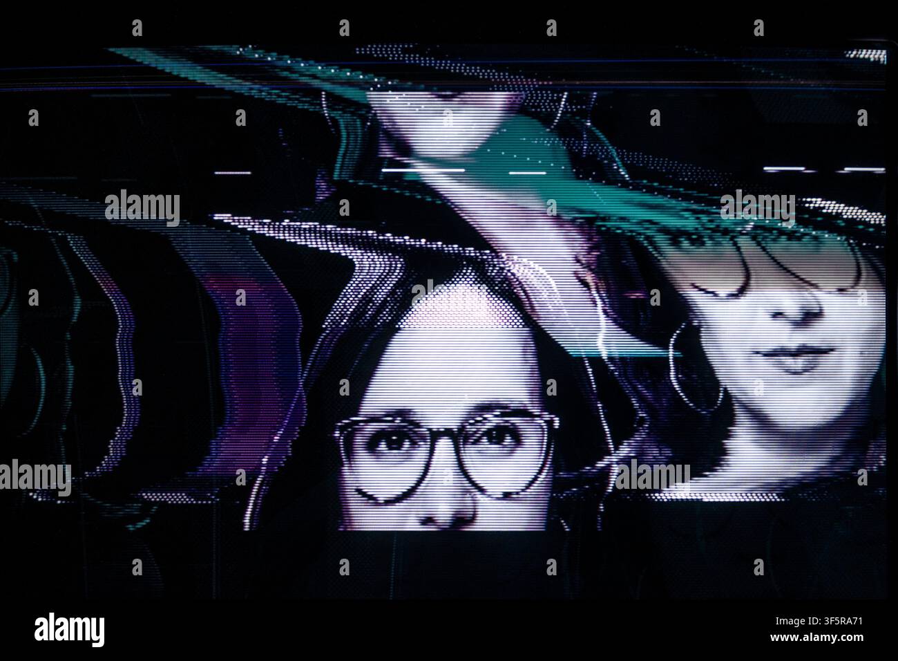 LOS ANGELES, KALIFORNIEN – JULI 2026: Ein analoges Glitch-Bild des Journalisten Bari Weiss, erstellt durch das Weiterleiten von Video durch eine Hardware-Signalverzerrungsbox, die Farbschiebungen und Video-Feedback-Effekte erzeugt. Weiss wurde im Oktober 2025 zur Chefredakteurin von CBS News ernannt. Stockfoto