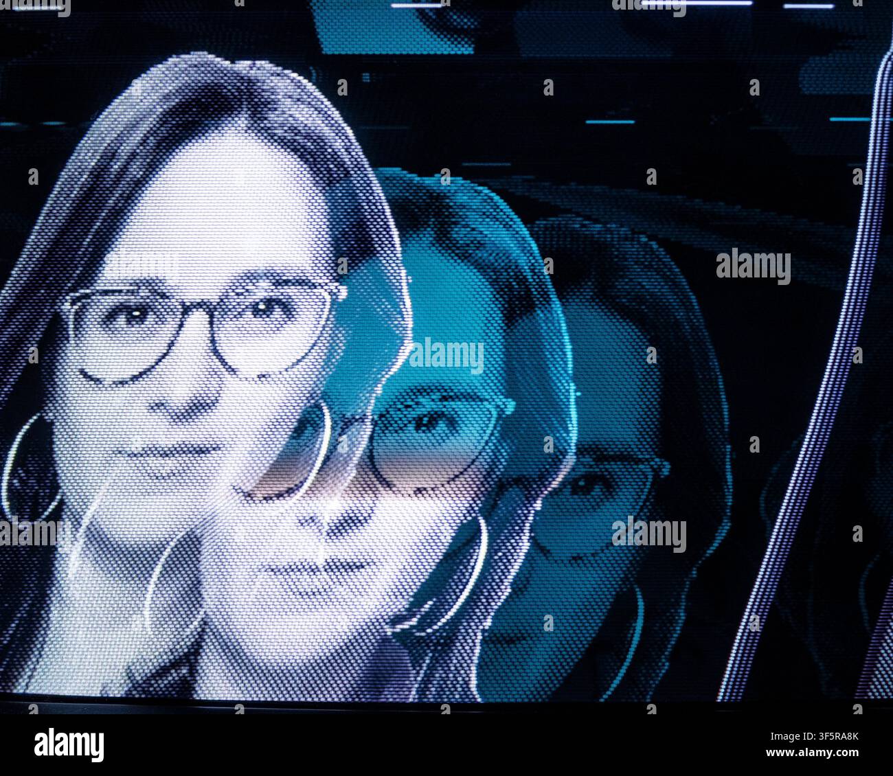 LOS ANGELES, KALIFORNIEN – JULI 2026: Ein analoges Glitch-Bild des Journalisten Bari Weiss, erstellt durch das Weiterleiten von Video durch eine Hardware-Signalverzerrungsbox, die Farbschiebungen und Video-Feedback-Effekte erzeugt. Weiss wurde im Oktober 2025 zur Chefredakteurin von CBS News ernannt. Stockfoto
