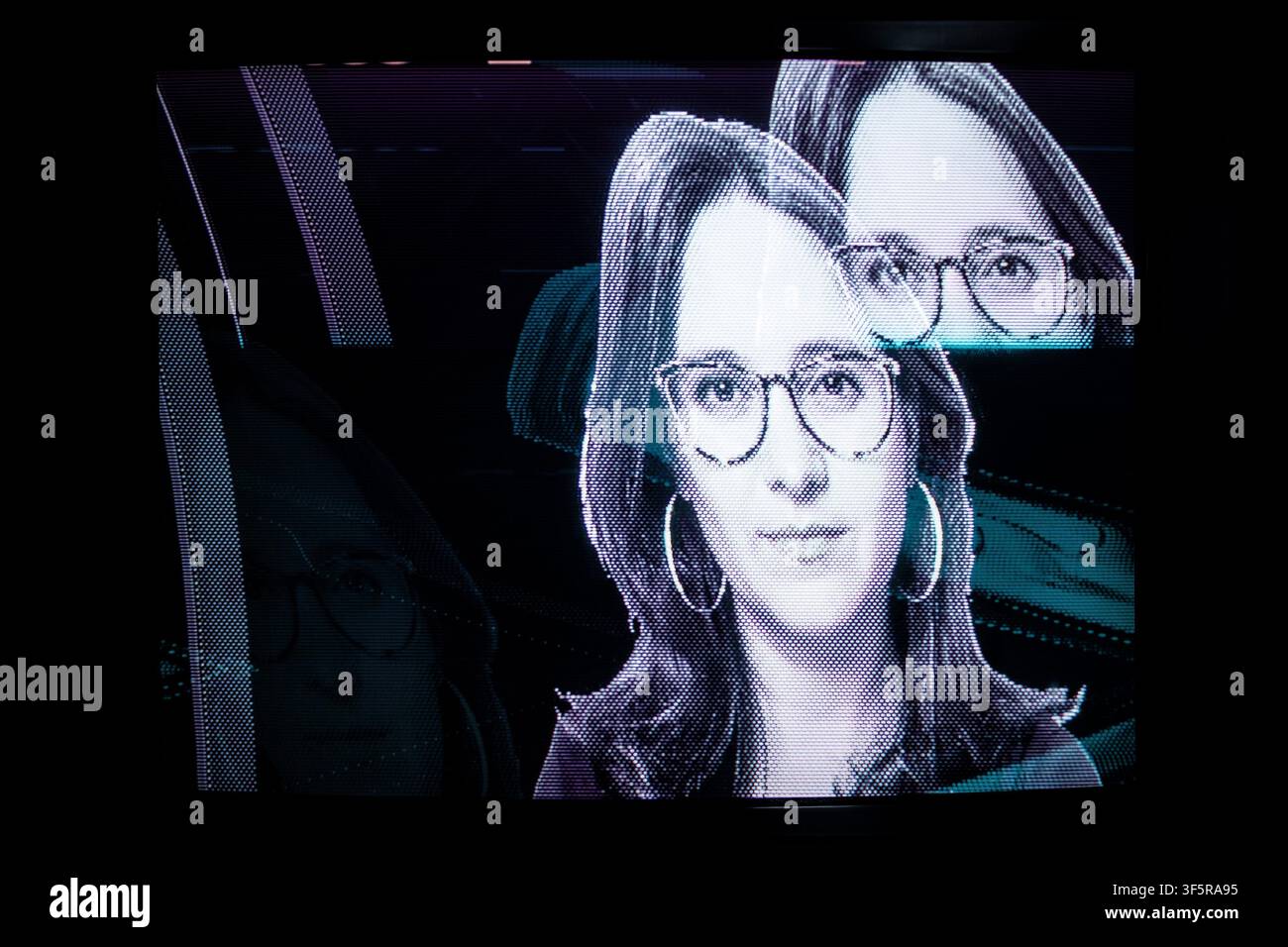 LOS ANGELES, KALIFORNIEN – JULI 2026: Ein analoges Glitch-Bild des Journalisten Bari Weiss, erstellt durch das Weiterleiten von Video durch eine Hardware-Signalverzerrungsbox, die Farbschiebungen und Video-Feedback-Effekte erzeugt. Weiss wurde im Oktober 2025 zur Chefredakteurin von CBS News ernannt. Stockfoto