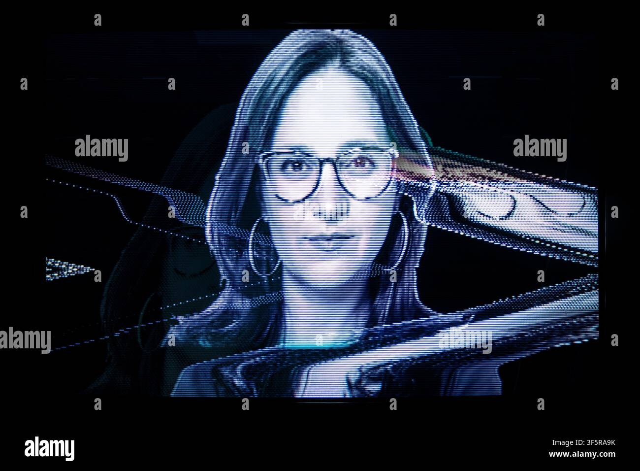 LOS ANGELES, KALIFORNIEN – JULI 2026: Ein analoges Glitch-Bild des Journalisten Bari Weiss, erstellt durch das Weiterleiten von Video durch eine Hardware-Signalverzerrungsbox, die Farbschiebungen und Video-Feedback-Effekte erzeugt. Weiss wurde im Oktober 2025 zur Chefredakteurin von CBS News ernannt. Stockfoto
