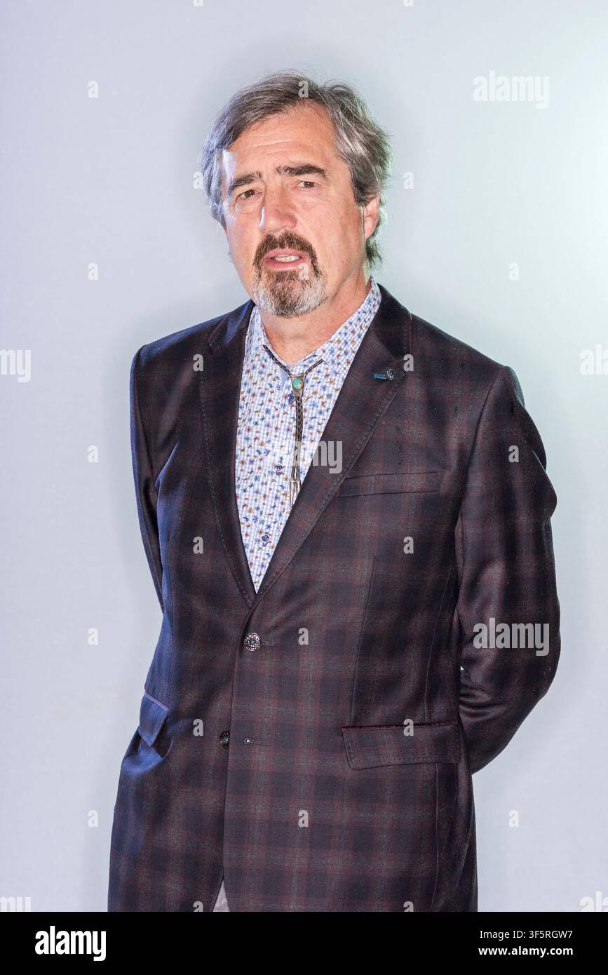 Porträt des Schriftstellers Sebastian Barry in einem karierten Jackett. Stockfoto