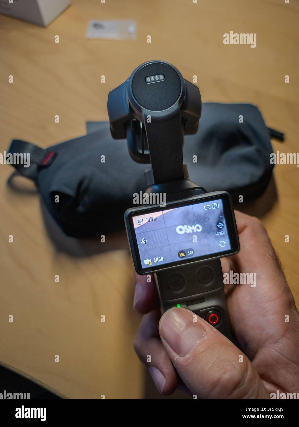 Barcelona, Spanien. 03. August 2026, Hand, die eine DJI Osmo Pocket 3 Gimbal-Kamera hält Stockfoto