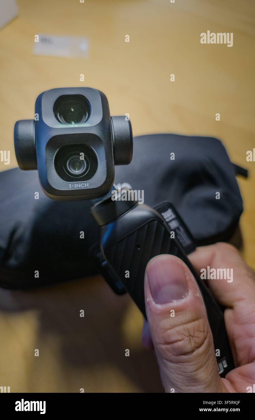 Barcelona, Spanien. 03. August 2026, Person, die eine DJI Osmo Pocket 4P oder 4 Pro Gimbal-Kamera hält Stockfoto