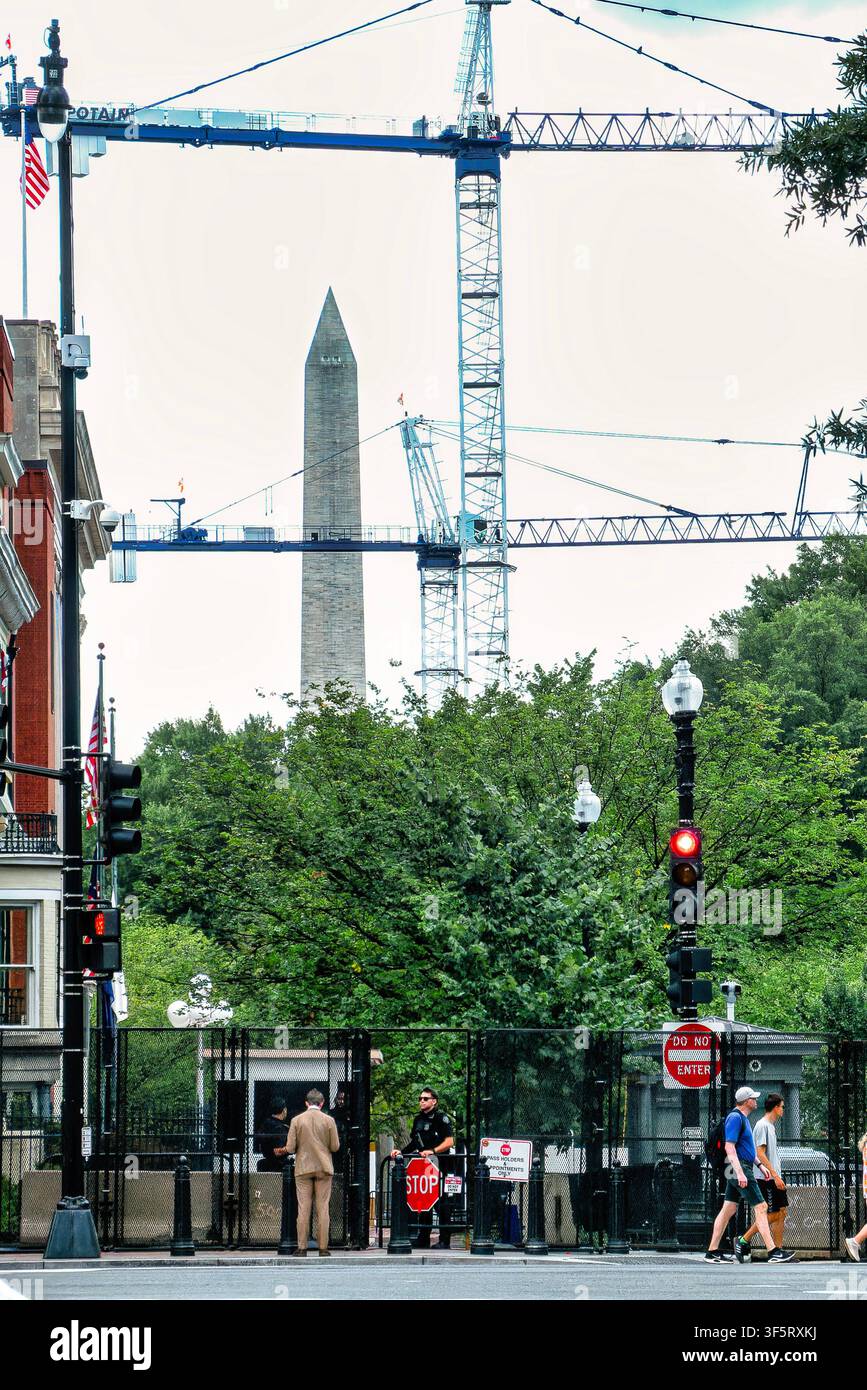 Baubagger für den Ballsaal des Weißen Hauses vor dem Washington Monument Stockfoto