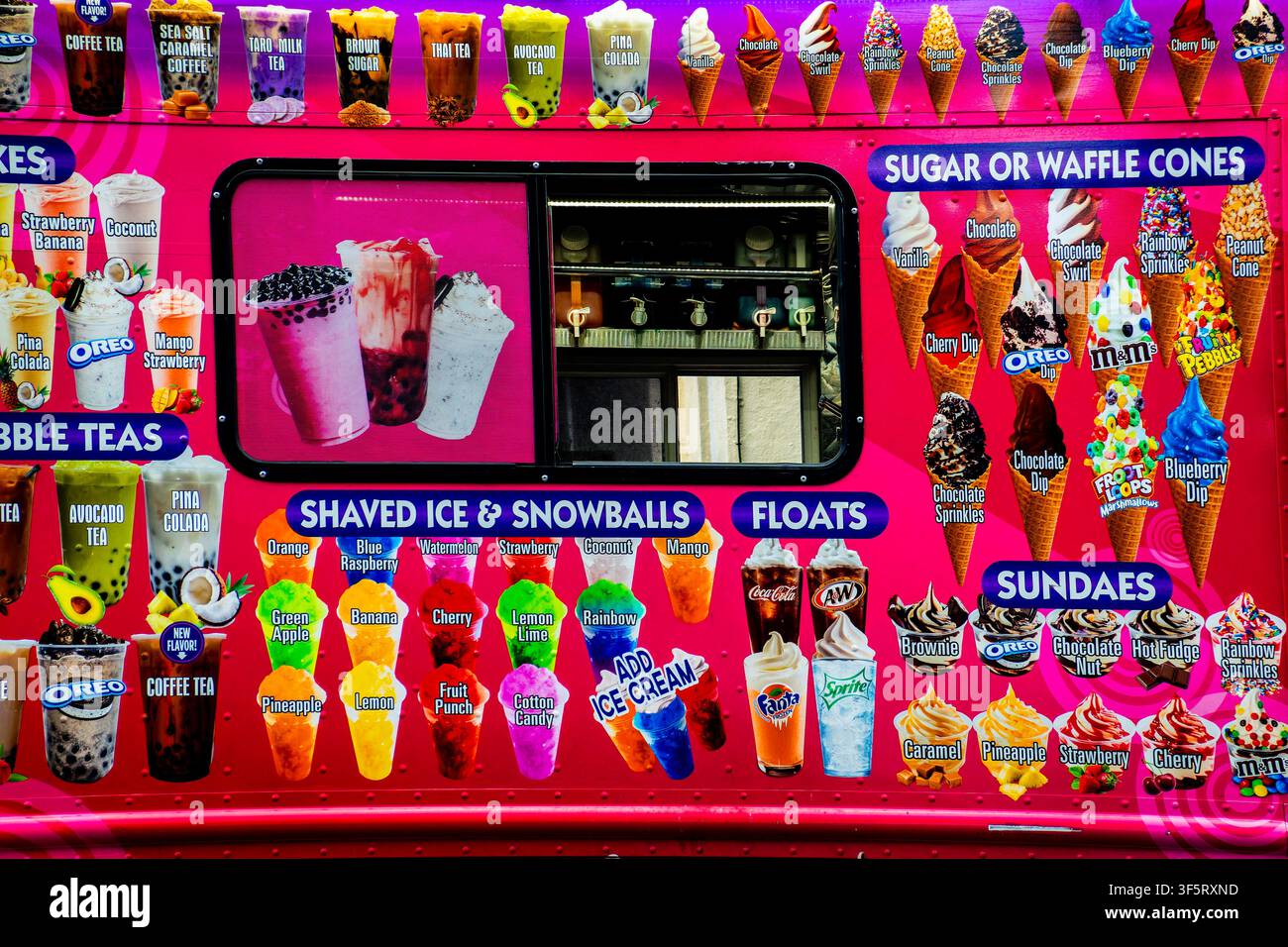 Ein lebhafter roter und orangefarbener Eiswagen in Washington, D.C. Stockfoto