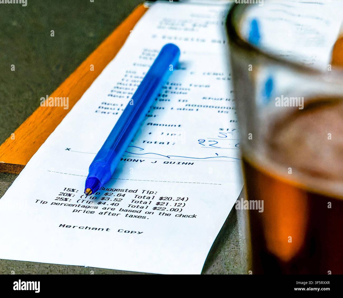 Die Rechnung am Ende einer Happy-Hour-Bar-Session Stockfoto
