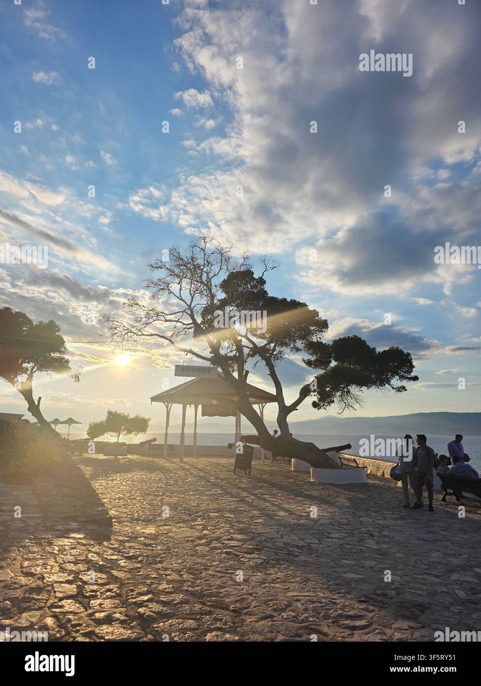 Sonne über Hydra - Smartphone-aufgenommenes Stockfoto