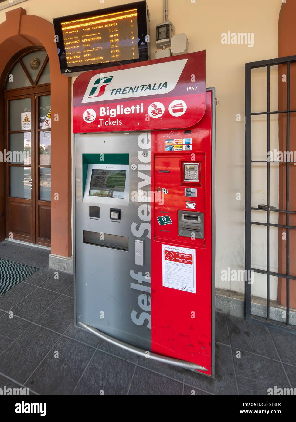Italien – 3. August 2026: Selbstbedienungs-Automat für Tickets von Trenitalia auf dem Bahnsteig eines italienischen Bahnhofs. Der rote und silberne Kiosk zeigt Stockfoto