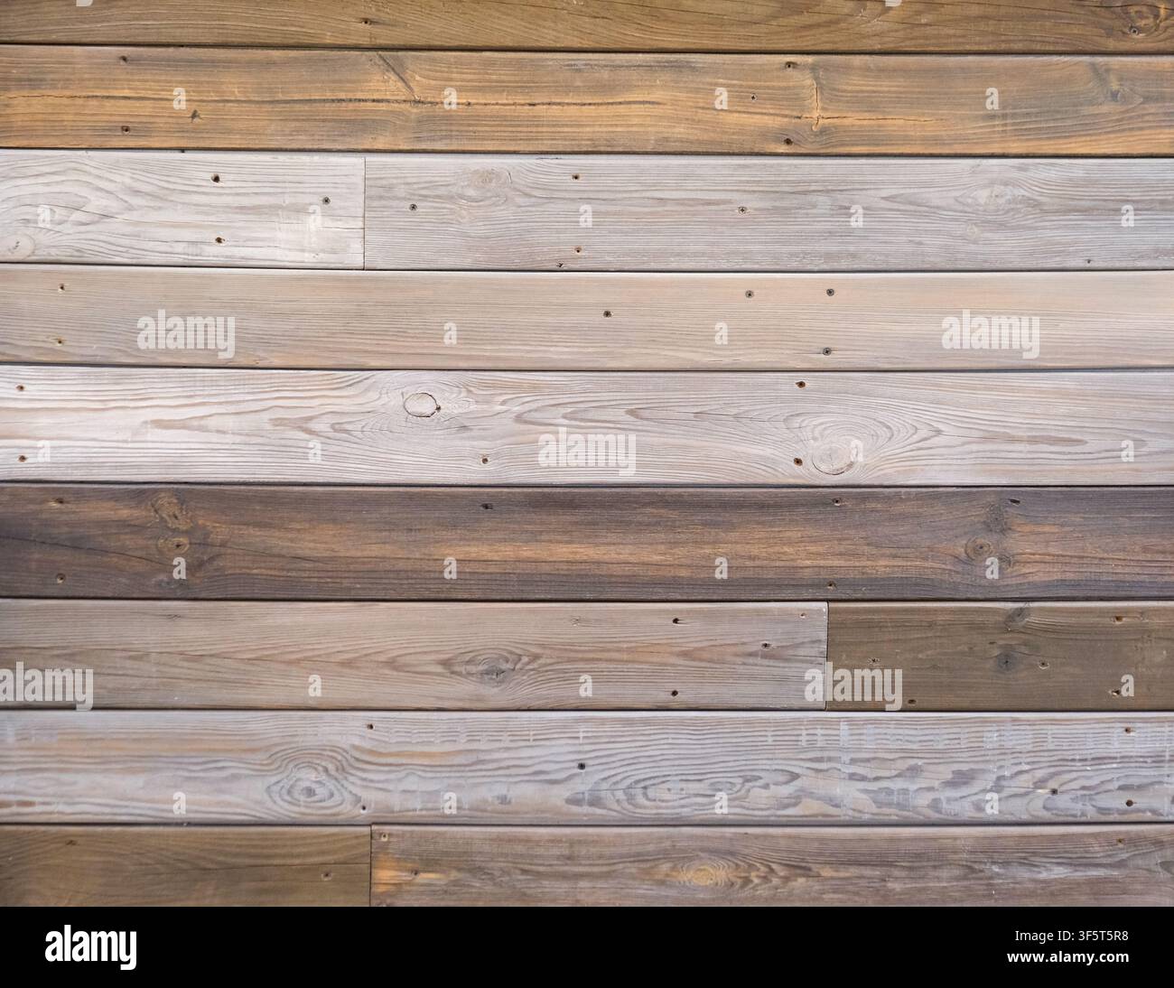 Horizontale Wand aus recyceltem Holzbrett mit natürlicher Maserung und verwitterter Oberfläche Stockfoto