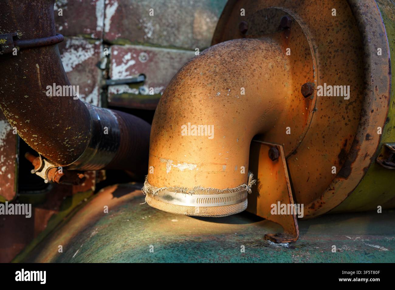 Ansaugung an einem alten Militärtruck mit verblasster Farbe, Rost und Flechten. Stockfoto