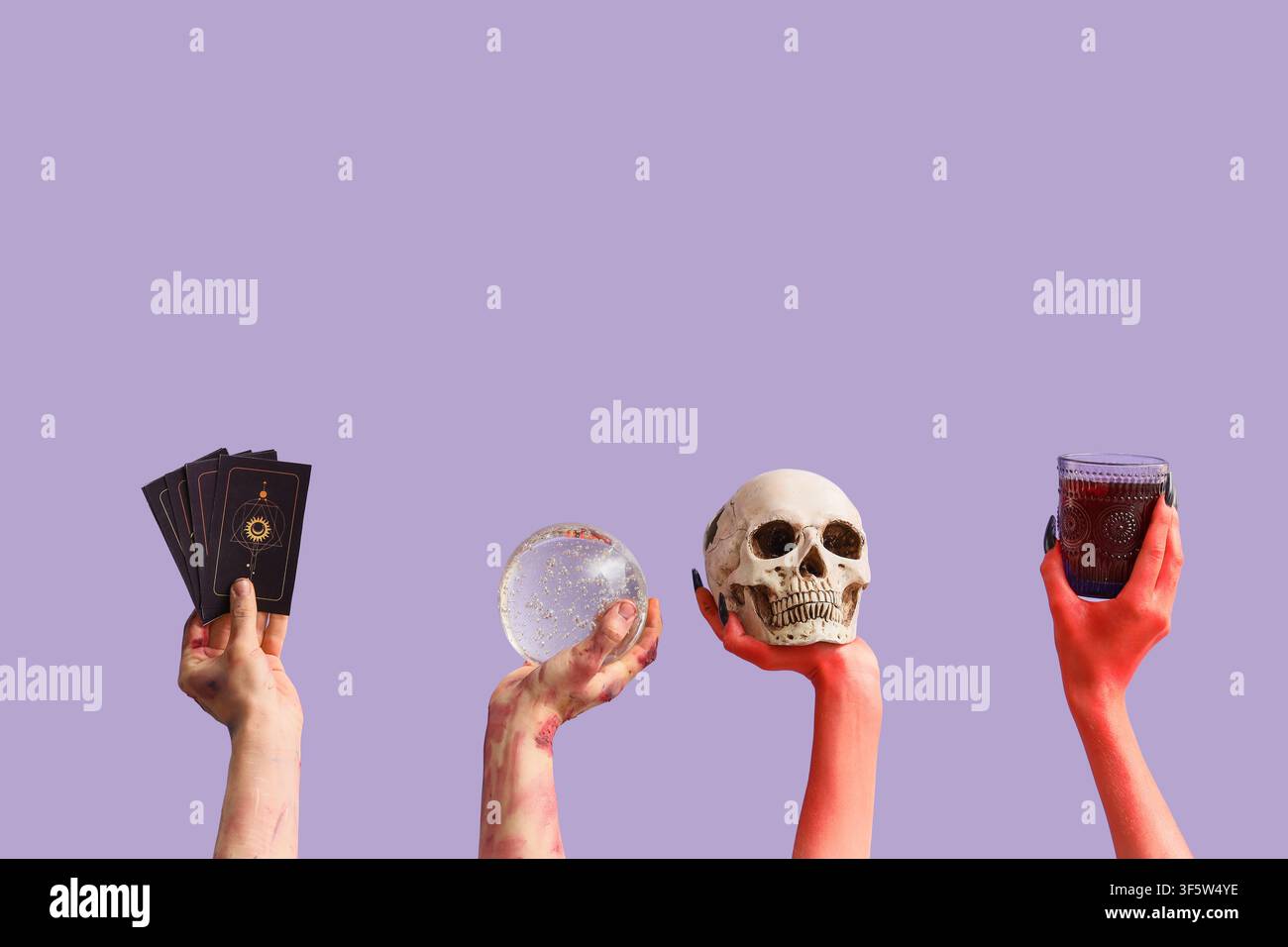 Zombie- und Teufels Hände mit Halloween-Dekorationen auf lila Hintergrund Stockfoto