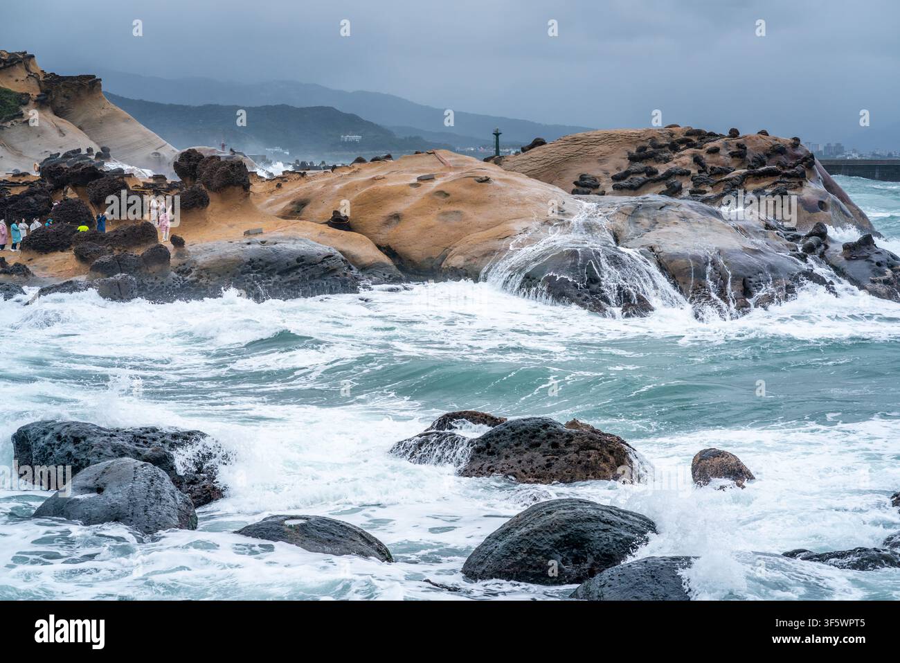 Panoramablick auf die Hoodoo-Steinformation und auf das stürmische Wasser im Geopark Yehliu in Neu-Taipeh, Taiwan Stockfoto