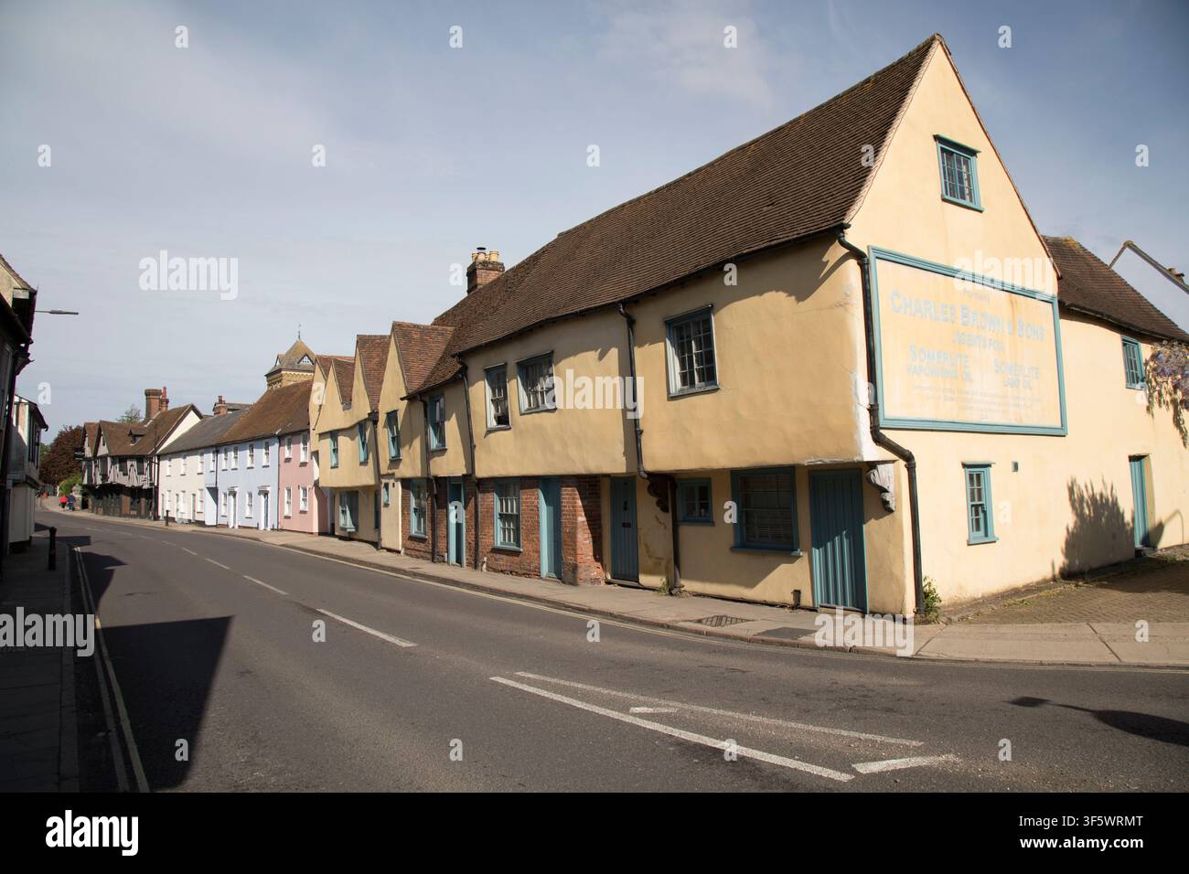 Historische Grade-II-gelistete mittelalterliche Fachwerkhäuser, ehemals das Charles Brown & Sons Eisenwarengeschäft, in der East Street, Colchester, Essex, UK. Stockfoto
