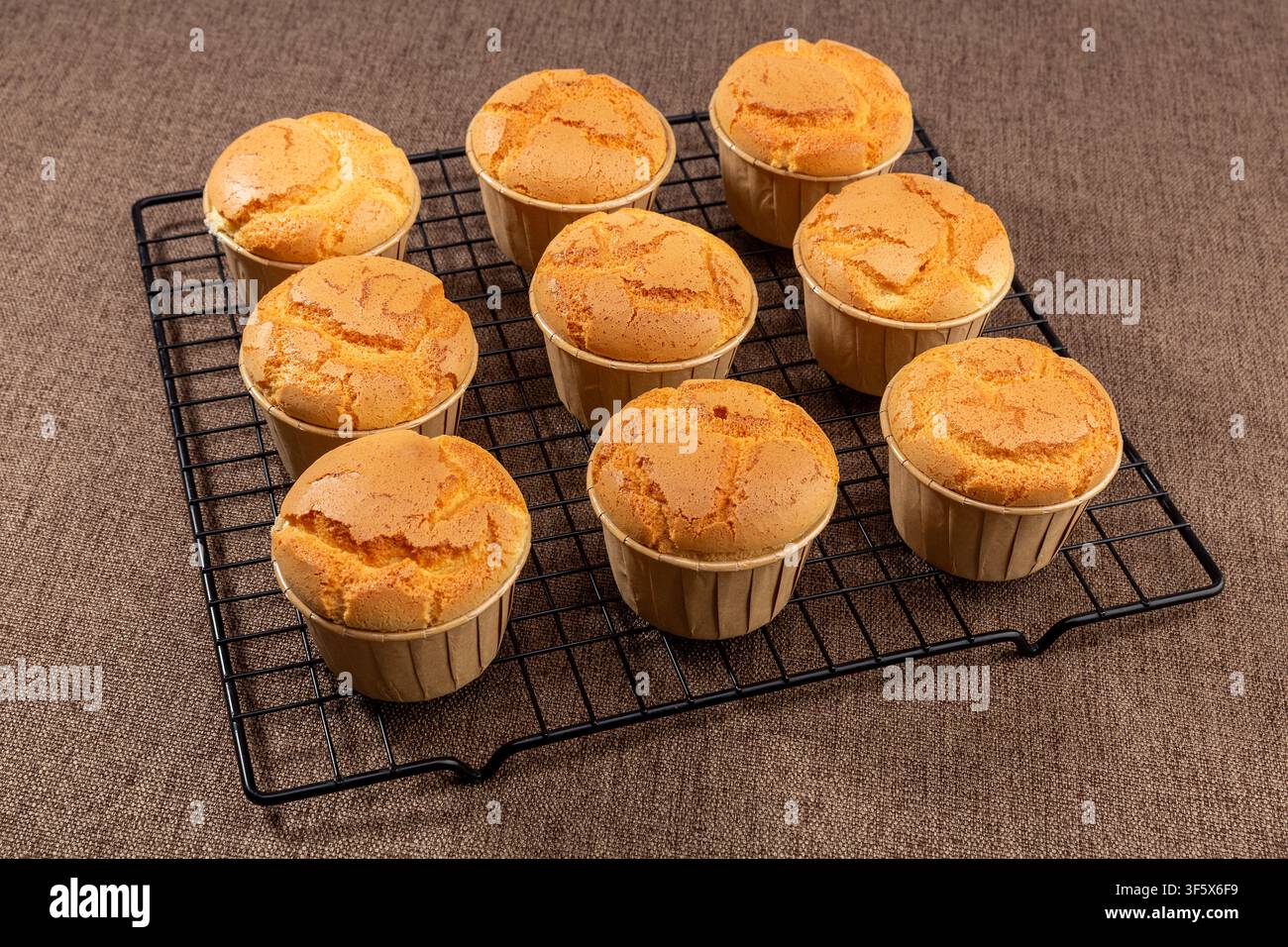 Frisch gebackene Reismehl-Schaum Muffins kühlen auf einem Drahtgestell Stockfoto