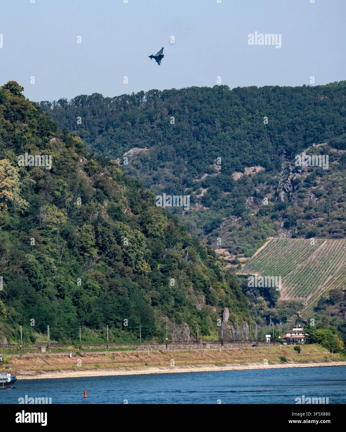 Ein Eurofighter-Kampfflugzeug der Deutschen Luftwaffe fliegt in geringer Höhe im Rheintal nahe St. Goar in Richtung Norden Stockfoto