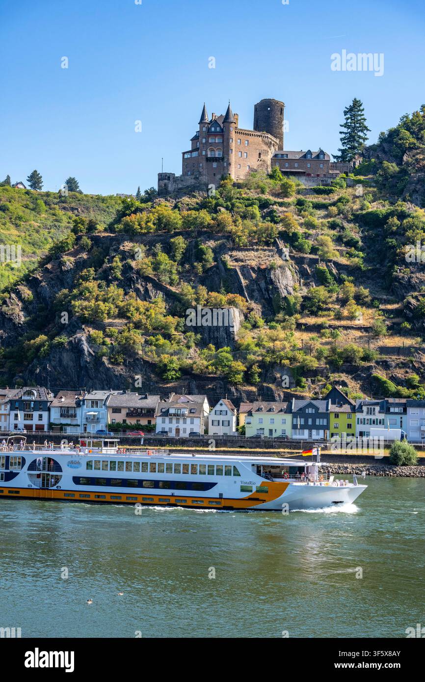 Die Stadt St. Goarshausen am Rhein, im Oberen Mittelrheintal, einem Weltkulturerbe; das Flusskreuzfahrtschiff Vista Rio auf dem Rhein, mit Mau Stockfoto