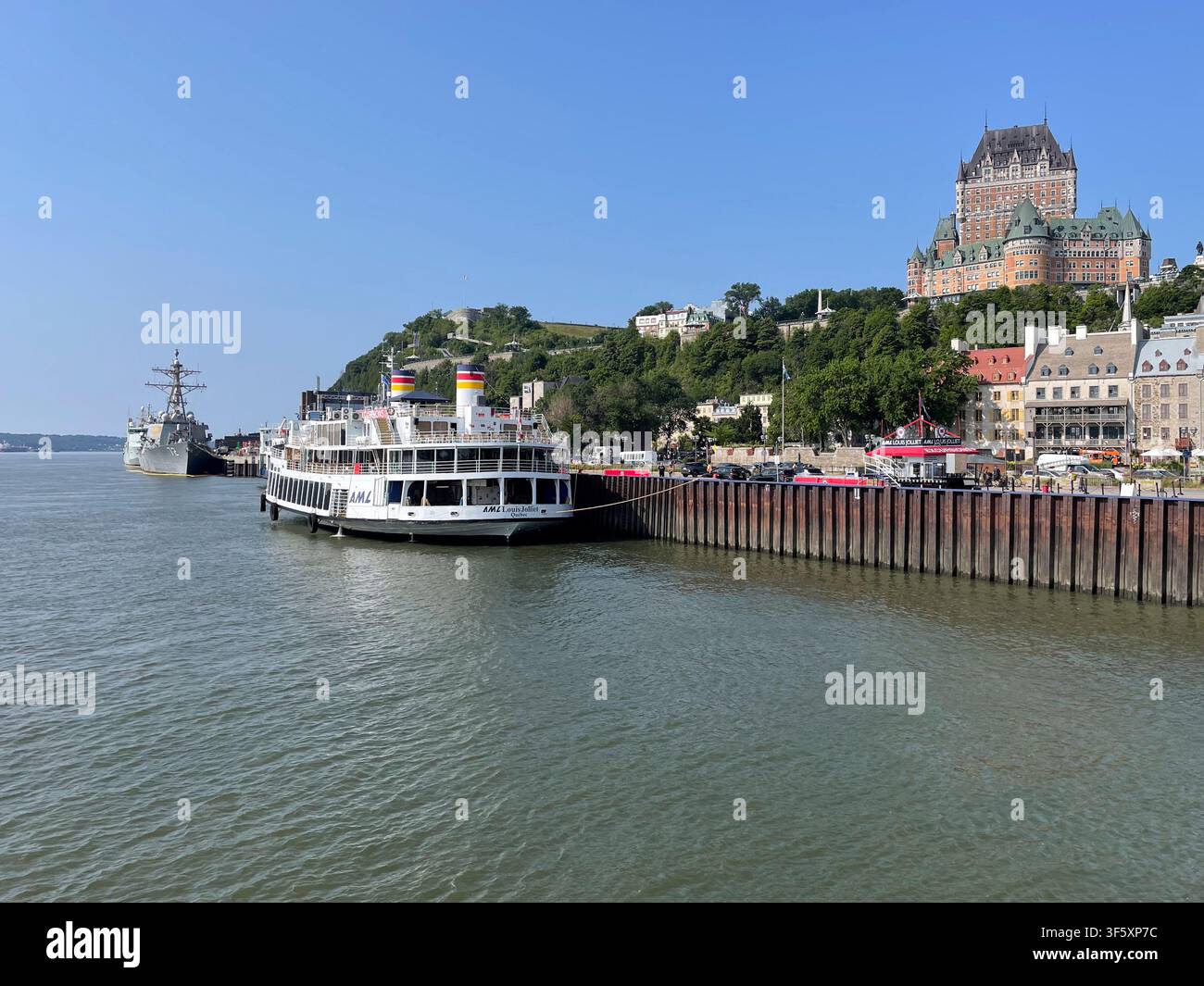 Kanada, Québec-Stadt, 25.07.2026. Die USS Mahan (DDG-72), ein US-Marine-Arleigh-Burke-Klasse-Geführtes-Raketenzerstörer, liegt im Hafen von Québec-Stadt Stockfoto
