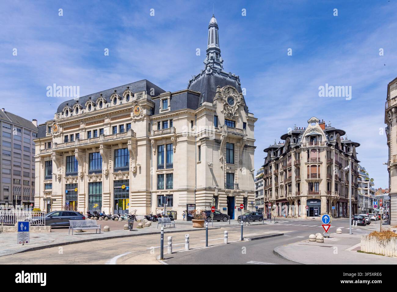 Dijon, Frankreich - 24. Juli 2026: Das große historische Hauptpostgebäude La Poste an einem sonnigen Tag in der Innenstadt von Dijon. Stockfoto