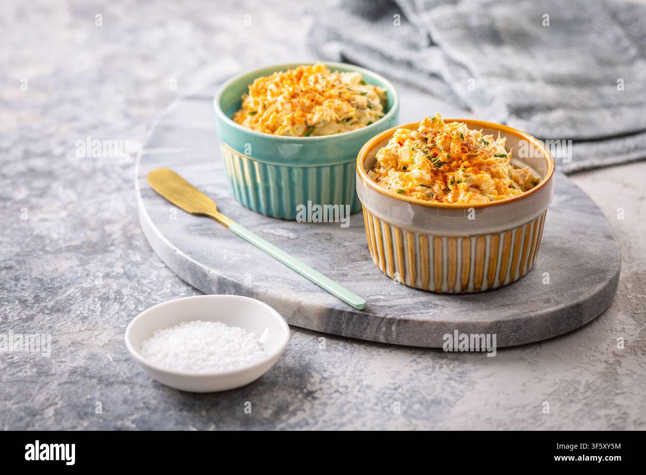 Köstliche Thunfisch-Eier-Spread mit Frischkäse und Schnittlauch, serviert in Ramekins Stockfoto
