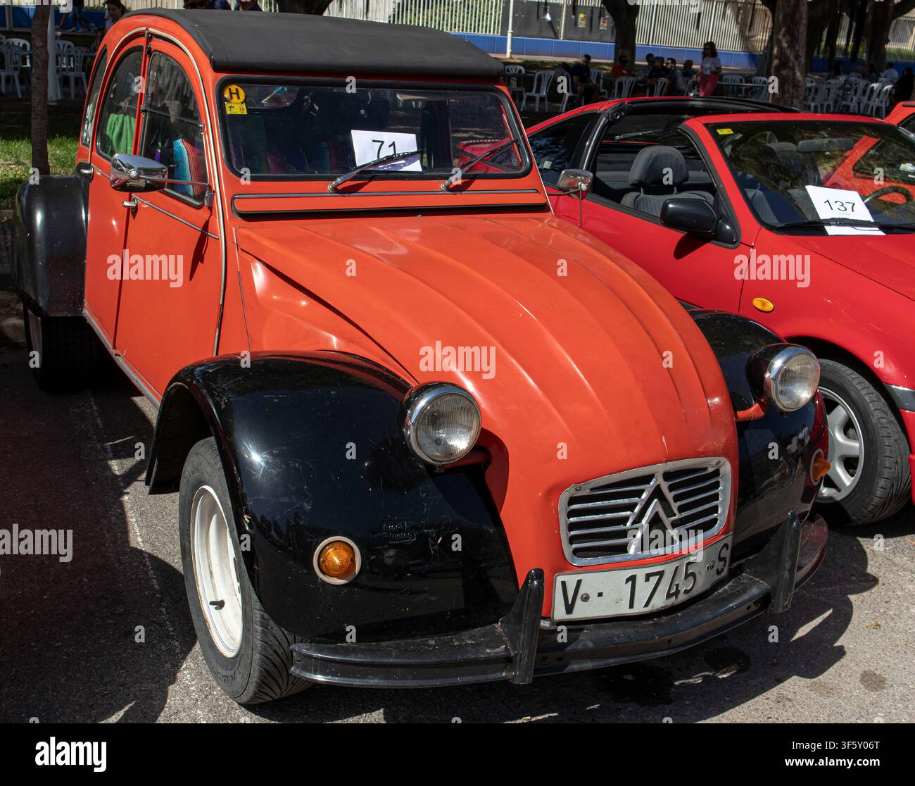 Tavernes Blanques, Spanien – 14. Juni 2026. Ein Vintage-Citroën Charleston steht auf einem Oldtimer-Treffen in Spanien. Das Auto hat eine zweifarbig Stockfoto