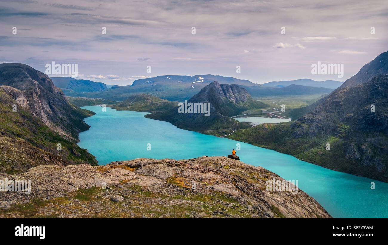 Weite Landschaftsansicht des farbenfrohen Sees und der zerklüfteten Berge, Besseggen, Jotunheimen, Norwegen Stockfoto