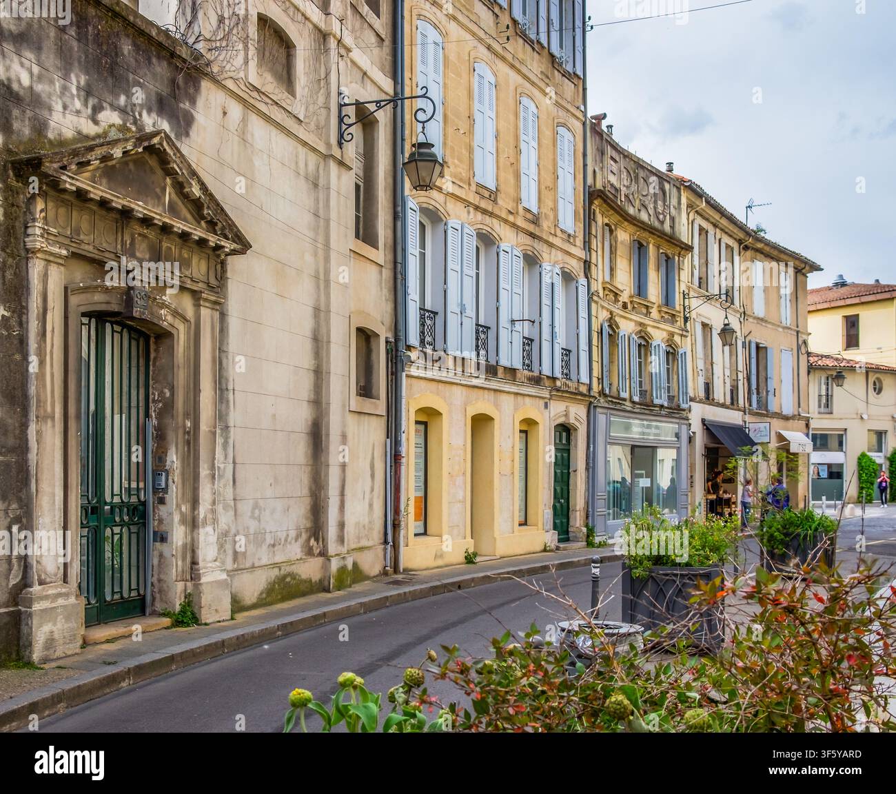 Avignon, Frankreich, 11. April 2026, städtische Szene in der Joseph-Vernet-Straße Stockfoto
