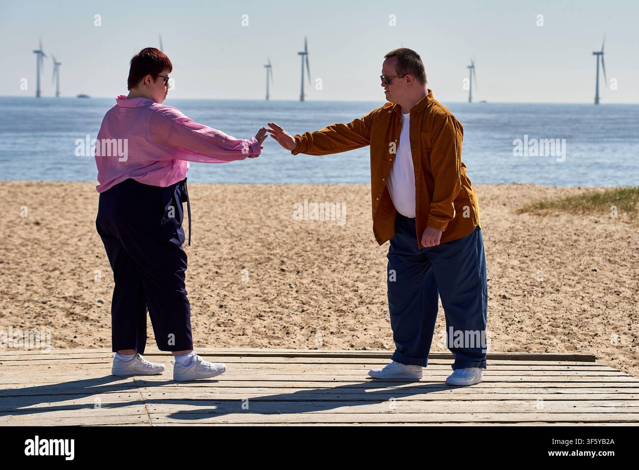 Katy Kinch und Michael Kinch führen eine Tanzgeste auf dem Great Yarmouth Beach Boardwalk für den Kurzfilm Still Here auf, in Auftrag gegeben von Compass Dance Stockfoto