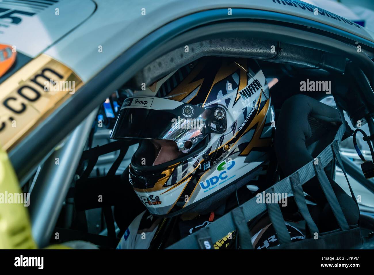 Nahaufnahme des Cockpits des neuseeländischen Fahrers Marco Giltrap, der während des Porsche Carrera Cup Asia in seinem Porsche 911 GT3 Cup sitzt Stockfoto