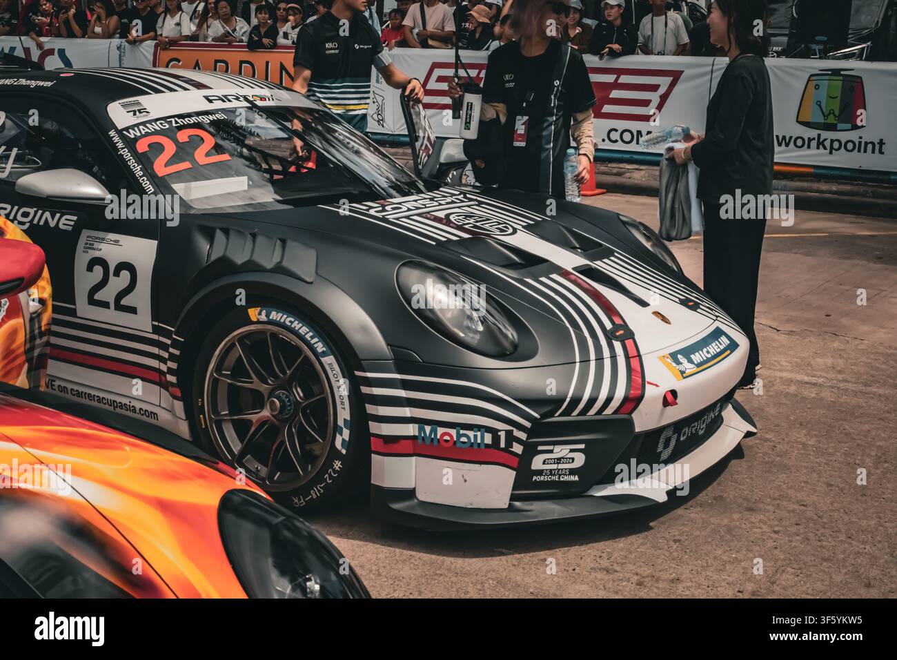 Origine Motorsport #22 Porsche 911 GT3 Cup Auto, das von Wang Zhongwei im Paddock während der Porsche Carrera Cup Asia gefahren wird. Stockfoto