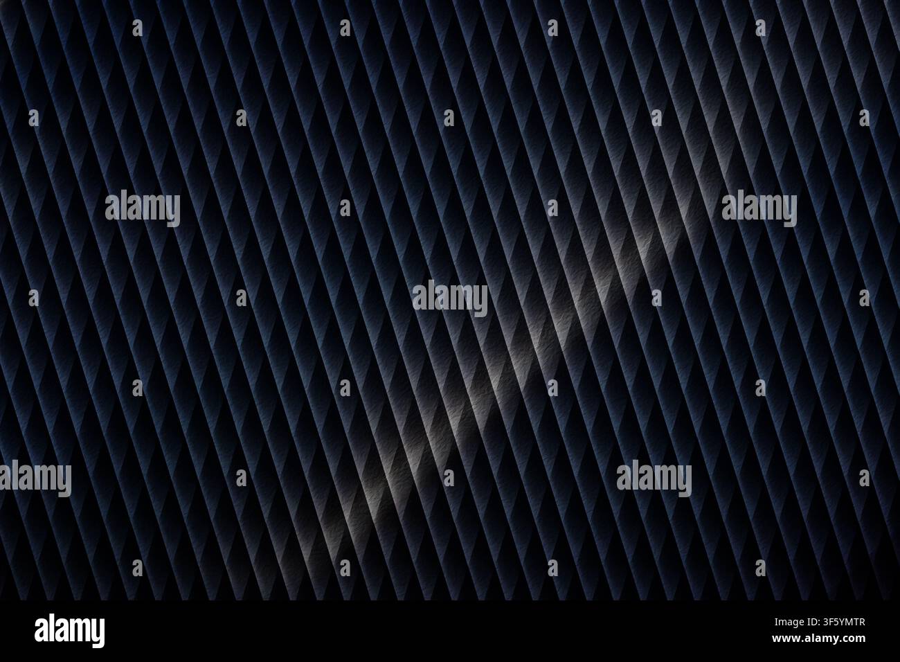 Ein dunkler, texturierter Hintergrund mit einem sich wiederholenden diagonalen Rautenmuster, hervorgehoben durch einen einzelnen hellen diagonalen Lichtstreifen. Stockfoto