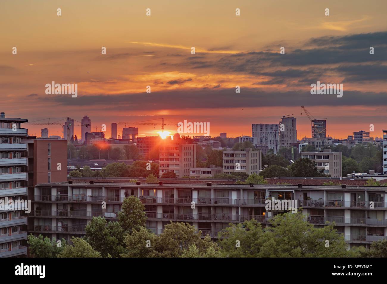 Die Sonne geht über dem südlichen Ende von Amsterdam unter. Stockfoto