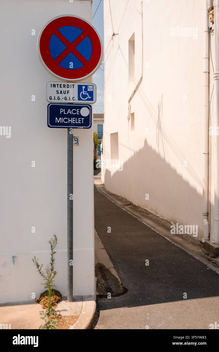 Place Michelet in St Georges de Didonne, Charente-Maritime, Nouvelle-Aquitaine, Frankreich, mit einem „Keine Einfahrt“-Straßenschild, Wohnhäusern und starkem Wind Stockfoto