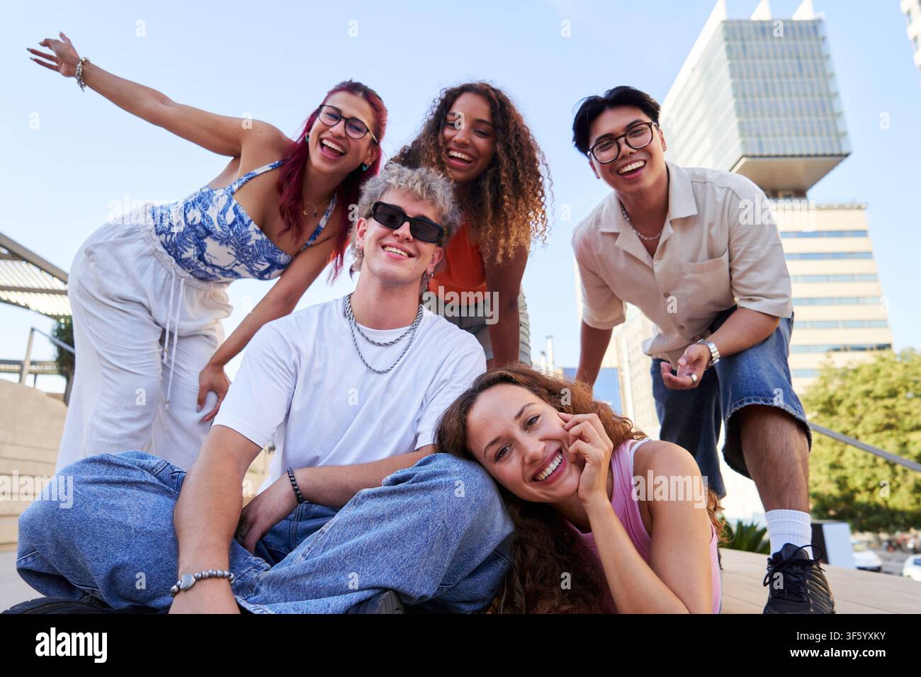 Gruppe junger Leute lächelt und hat Spaß im Freien. Stockfoto