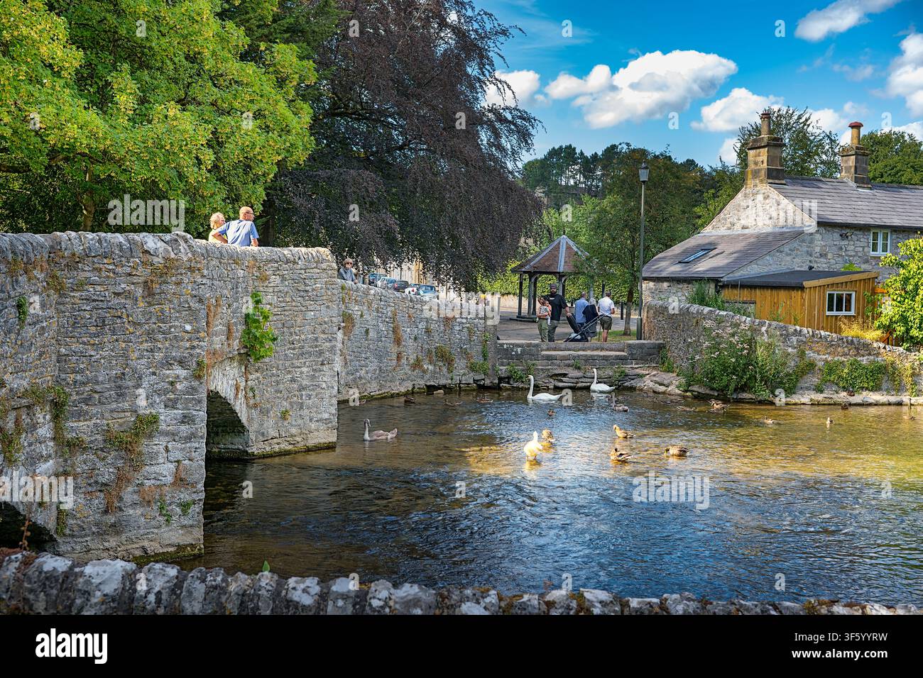 Ashford, Peak District, UK, 01. August 2026: Bakewell-Dorf im Peak District. Derbyshire. England. Zeigt Menschen, die einen Spaziergang über das alte St machen Stockfoto