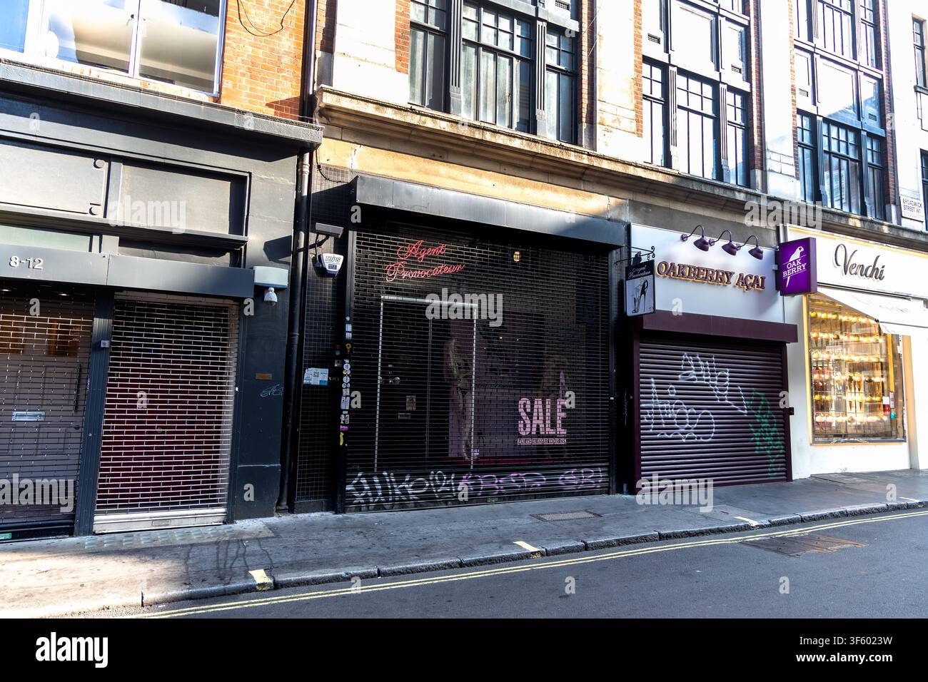 London, England, Vereinigtes Königreich - 17. Juli 2026: Frühmorgensicht von Geschäftsfassaden entlang der Broadwick Street in Soho, mit geschlossenen Läden Stockfoto