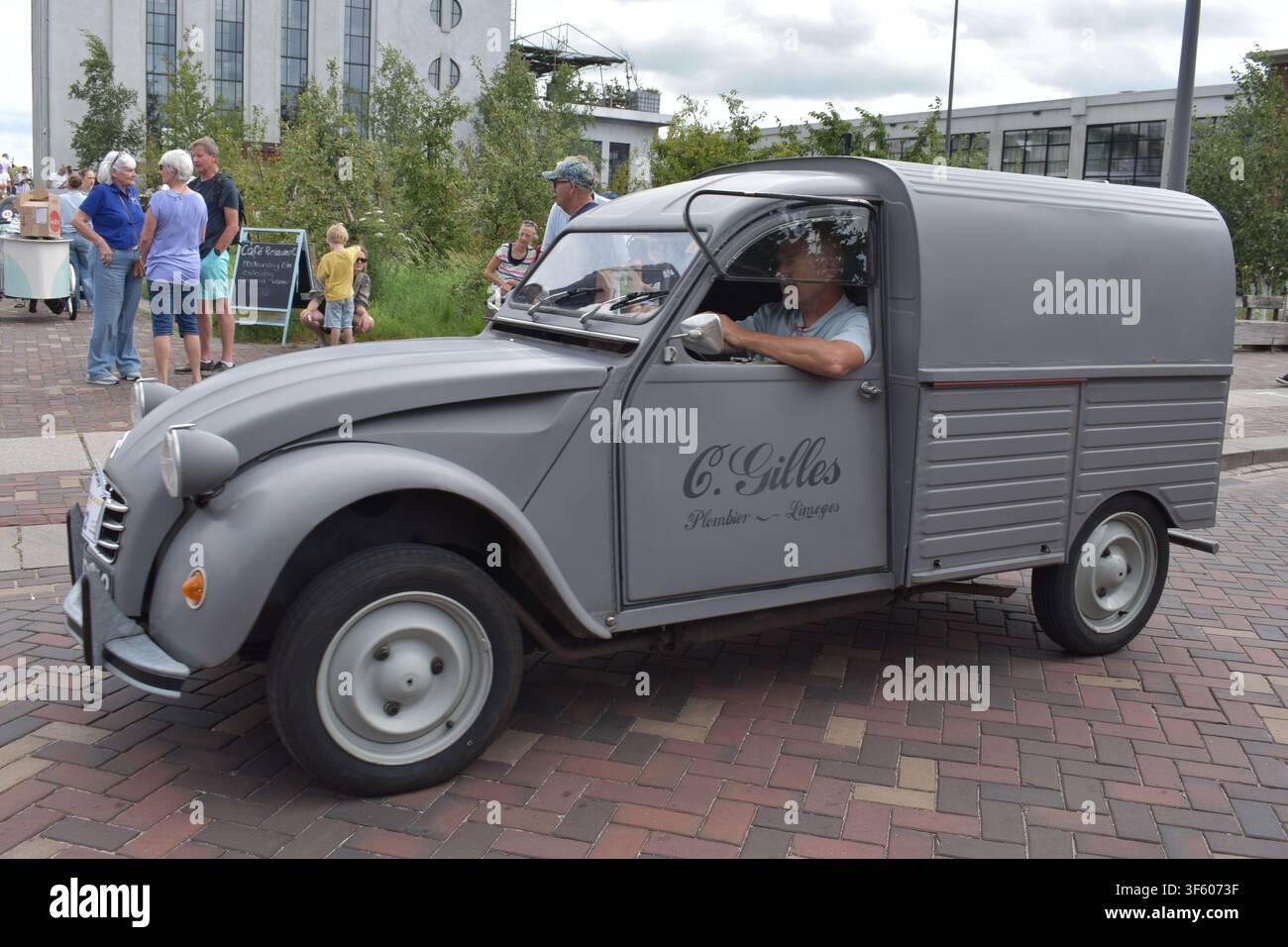 Huizen, Niederlande - 4. Juli 2026: ein klassischer Citroen 2CV Fourgonnette-Van Stockfoto