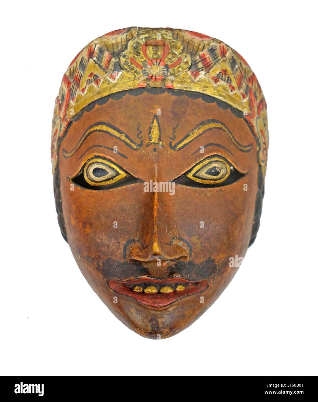 Maske (Topeng). Kultur: Yogyakarta. Datum: Ende des 19. bis Mitte des 20. Jahrhunderts. Java, Indonesien  Topeng ist eine traditionelle indonesische Form des Tanzdramas, bei der Darsteller sehr detaillierte Holzmasken tragen, um verschiedene Charaktere, Mythen und historische Persönlichkeiten darzustellen. Das Wort Topeng bedeutet wörtlich "Maske" oder "Bedeckung" auf Indonesisch. Diese Masken werden hauptsächlich in kulturellen Herzlandschaften wie Bali und Java gefertigt und verwendet Stockfoto