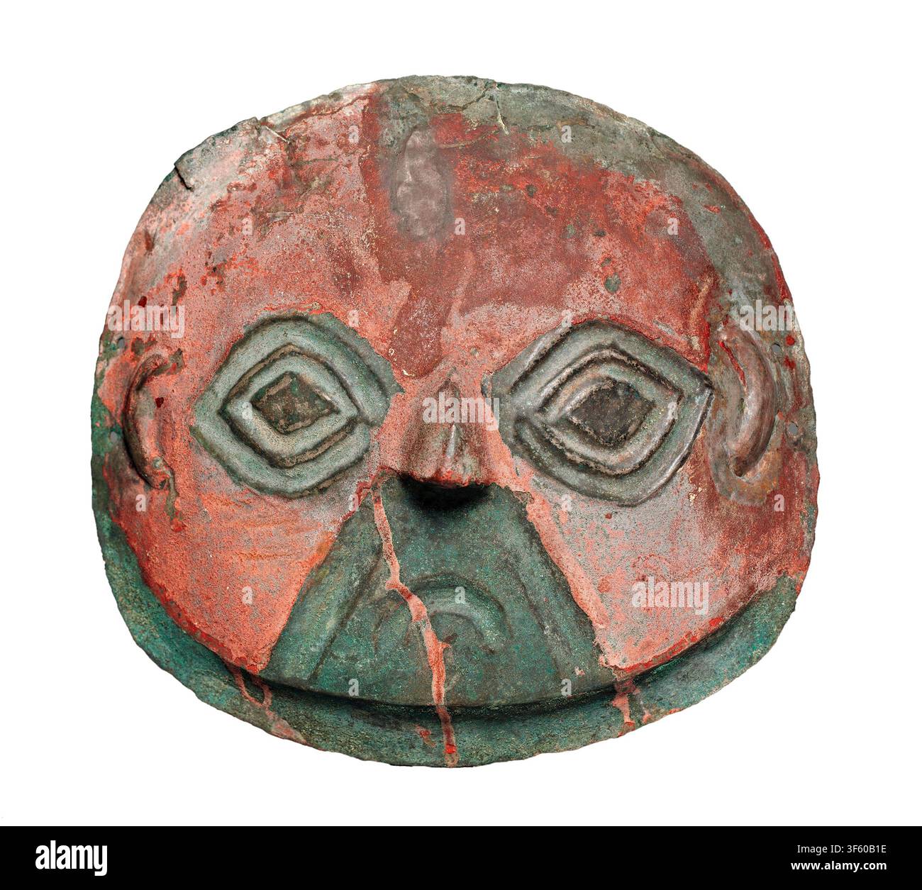 Bestattungsmaske, 1200-1500. Peru, Südküste, Chicha-Ica-Talgebiet, 13.-16. Jahrhundert. Gehämmertes Silber; insgesamt: 15,3 x 15,6 cm. Diese spezielle Bestattungsmaske (1200-1500) ist ein antikes südamerikanisches Metallkunstwerk aus dem Chicha-Ica-Talgebiet an der Südküste von Peru. In den alten Küstentraditionen Perus (wie den Ica-, Chincha- und benachbarten Chancay-Kulturen) wurden die Verstorbenen in mehrere Lagen feiner Textilien gewickelt, um ein großes, aufrechtes Mumienbündel (fardo) zu schaffen Stockfoto