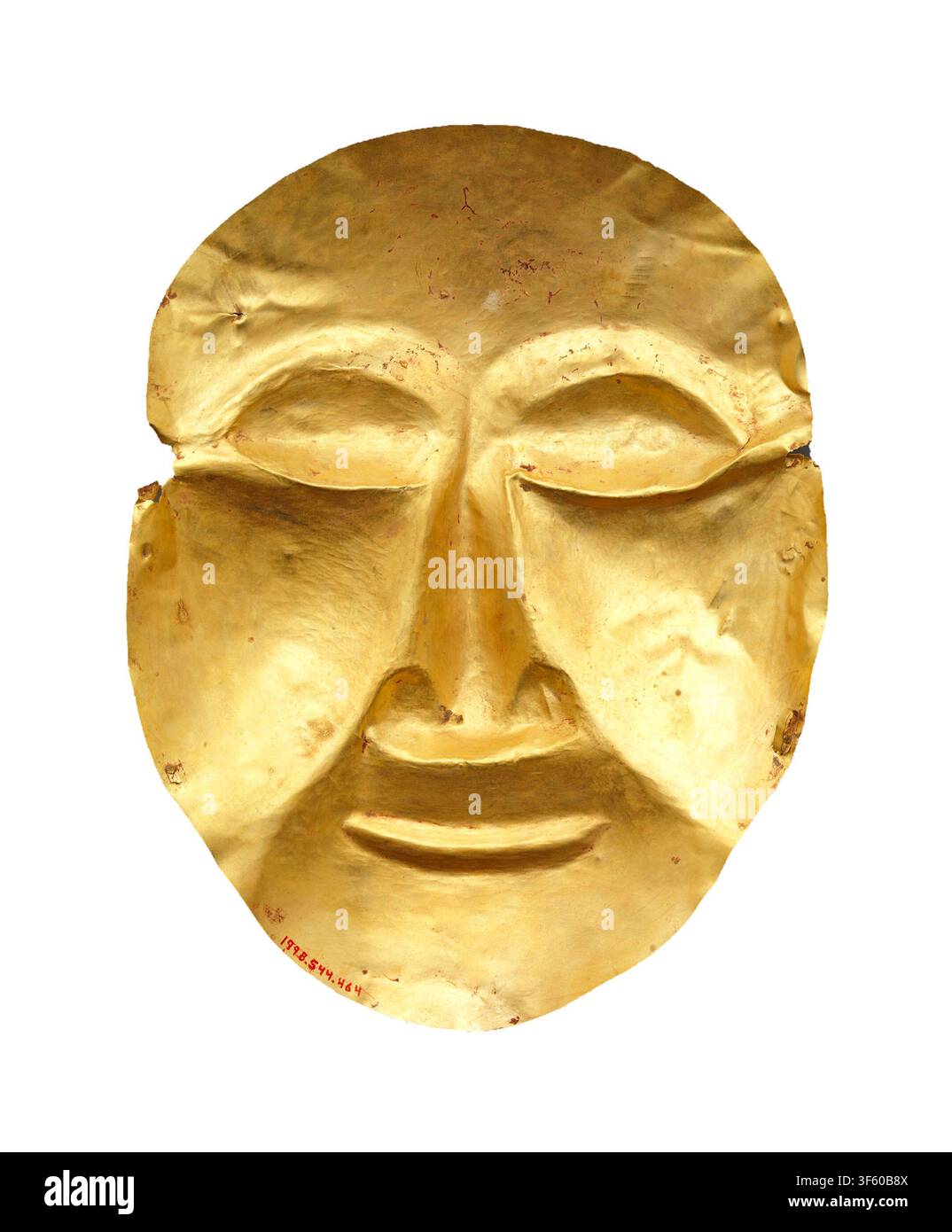Maske. Datum: 8.-frühes 9. Jahrhundert, Zentraljavanische Periode. Indonesien (Java). Diese aus dem 8. bis frühen 9. Jahrhundert stammende, gehämmerte Goldbestattungsmaske aus Java gehört zur zentraljavanischen Periode und zeigt Treibarbeiten. Sie spiegelt frühe javanische Bestattungsbräuche wider, bei denen dünne Goldbleche über die Gesichter verstorbener Adliger gelegt wurden Stockfoto